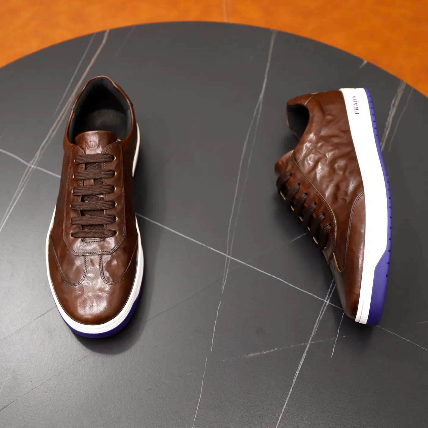 Factory price: 💰640 Prada classic men’s lace-up casual shoes | Imported cowhide upper | Upper stitching layered design, light and breathable | Soft and comfortable | Decorated with PRADA letters on the side | Distinctive sports style, showing the brand style | Lightweight concave and convex pattern rubber soles | Matched with cowhide foot pad lining | Excellent foot feel, fashionable and elegant | Size: 38-44 (45 customized)